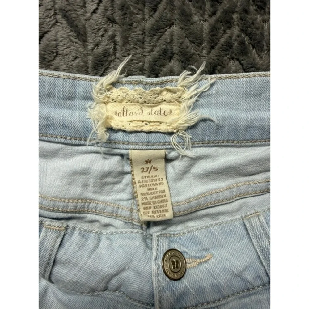 Altar'd State Womens Light Wash Distressed Raw Hem Denim Shorts Size 27/5 0425